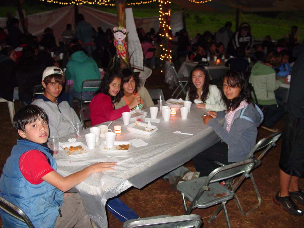 Ale y Jessi en su mesa / Ale and Jessi at their table