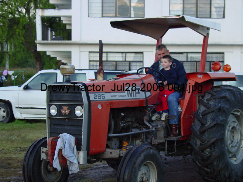 DrewyTractor_Jul28,2005 001